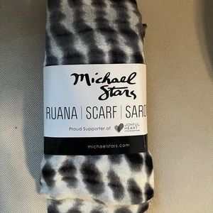 ✨ MICHAEL STARS Black/White Alligator Tie-Dye Ruana Scarf Sarong✨